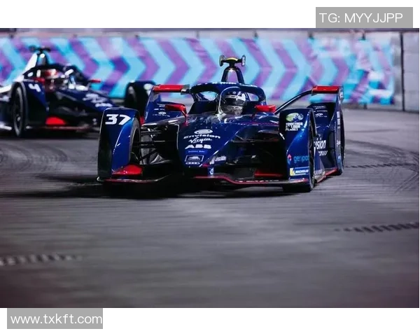 重庆足球队强势领跑世锦赛积分榜以93分稳居第一 重庆足球队强势领跑世锦赛积分榜以93分稳居第一